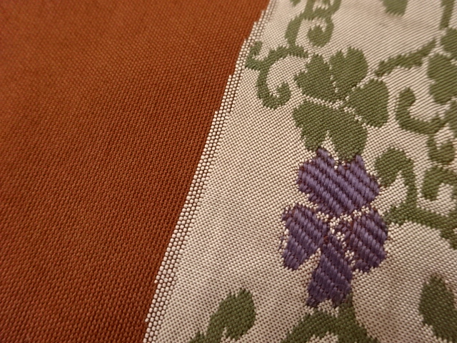  地紙に草花模様織出し名古屋帯